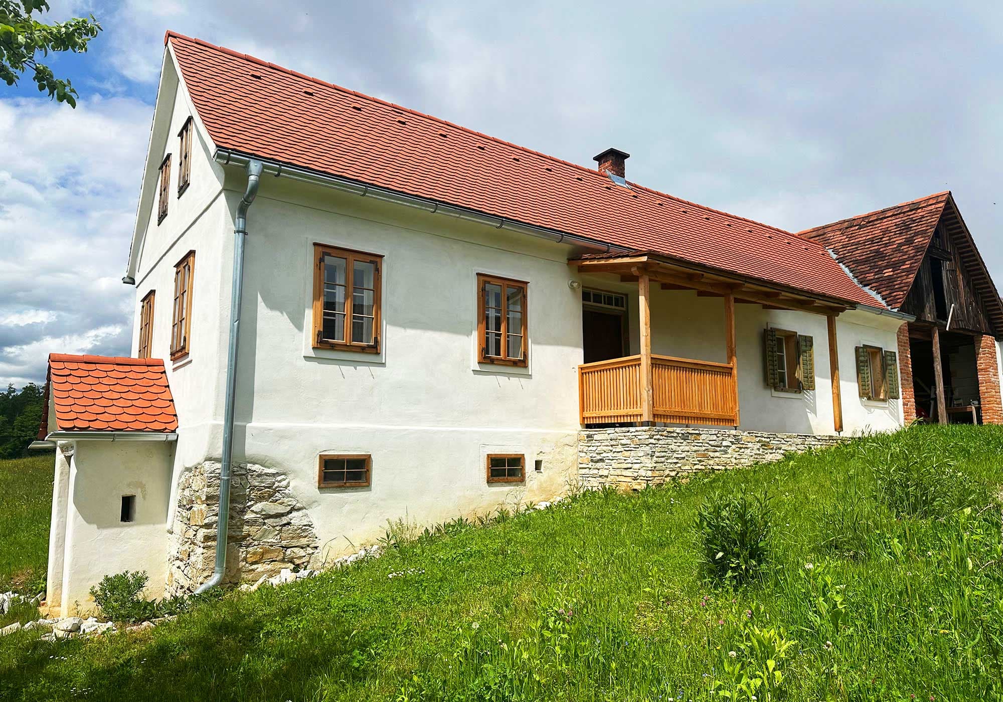 Hausansicht mit eigener Terrasse