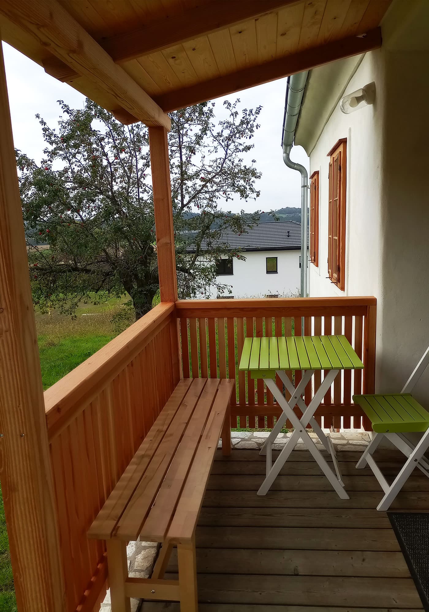 Überdachte Terrasse mit Sitzplatz im Freien
