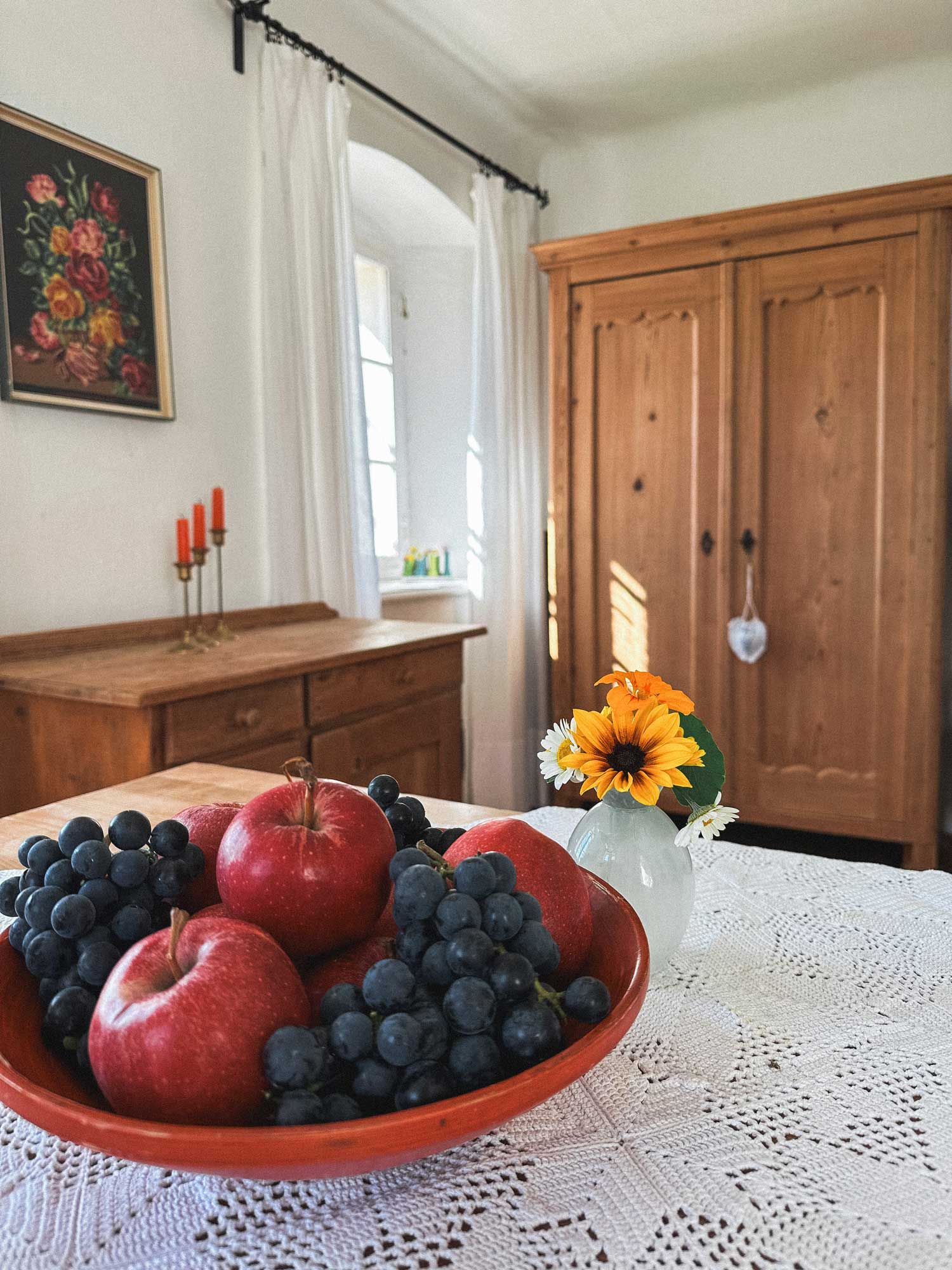 Gemütliche Stube mit frischem Obst