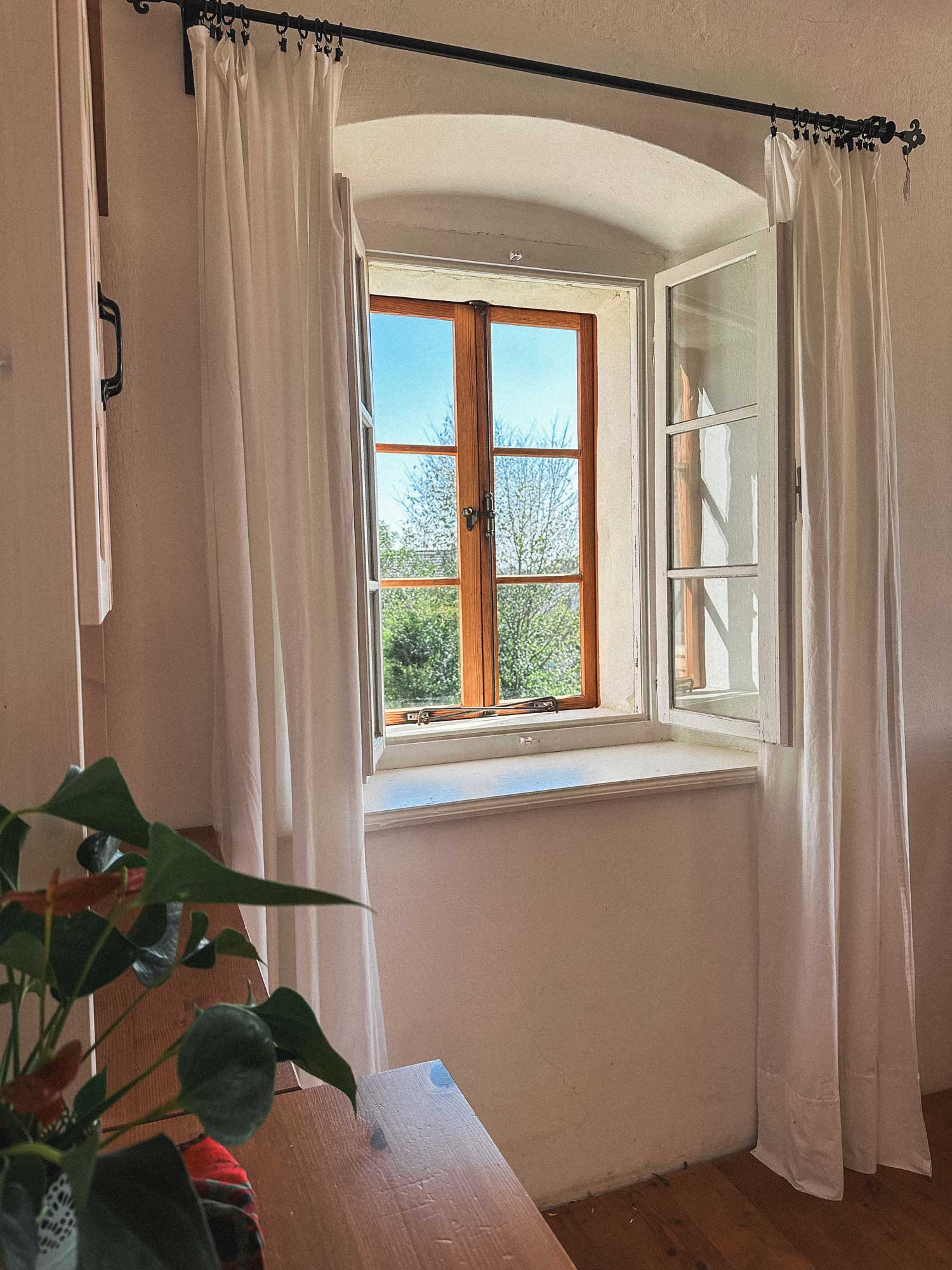 Sprossenfenster mit Blick ins Grüne