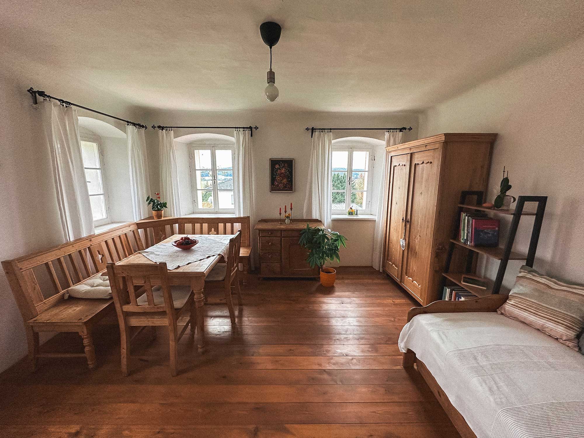 Wohn- und Esszimmer mit gemütlicher Eckbank