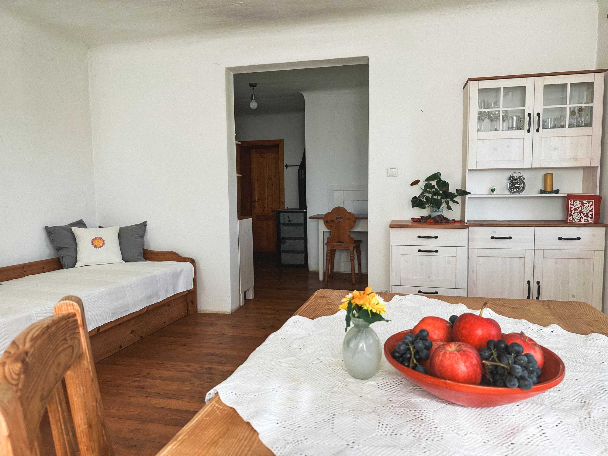 Wohnbereich mit Esstisch und Einzelbett