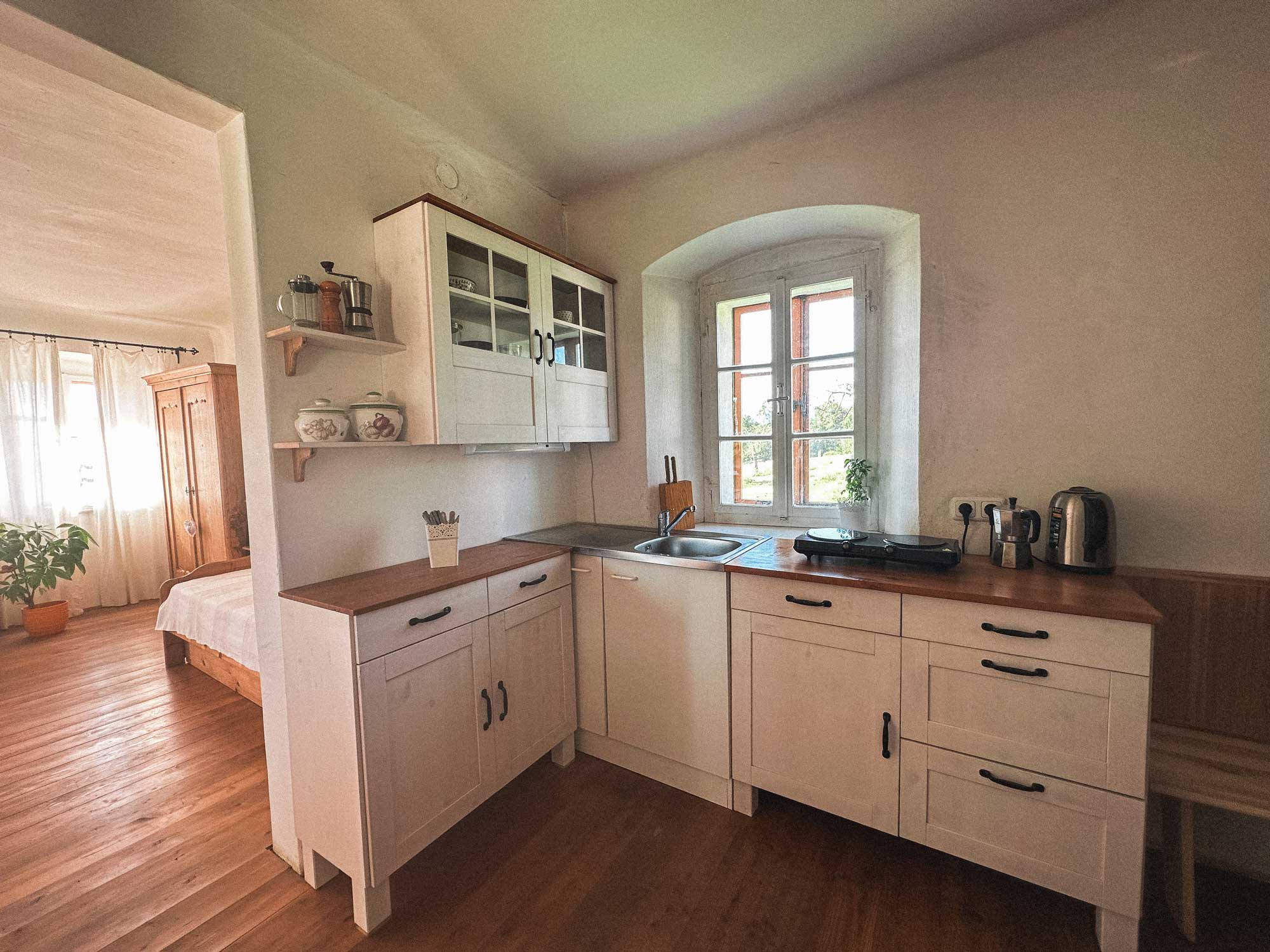 Kleinküche mit Sprossenfenster