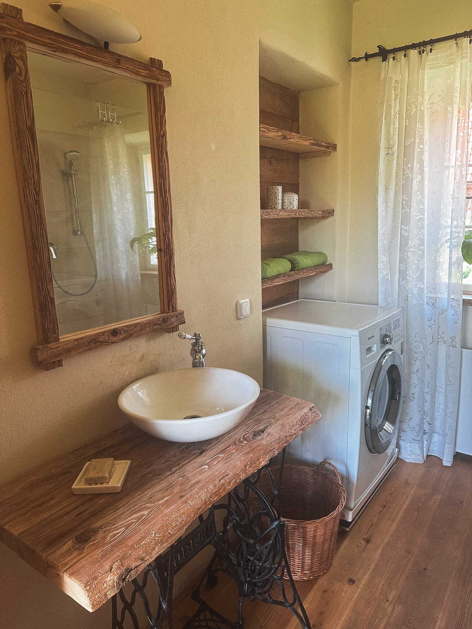 Badezimmer mit rustikalem Waschtisch