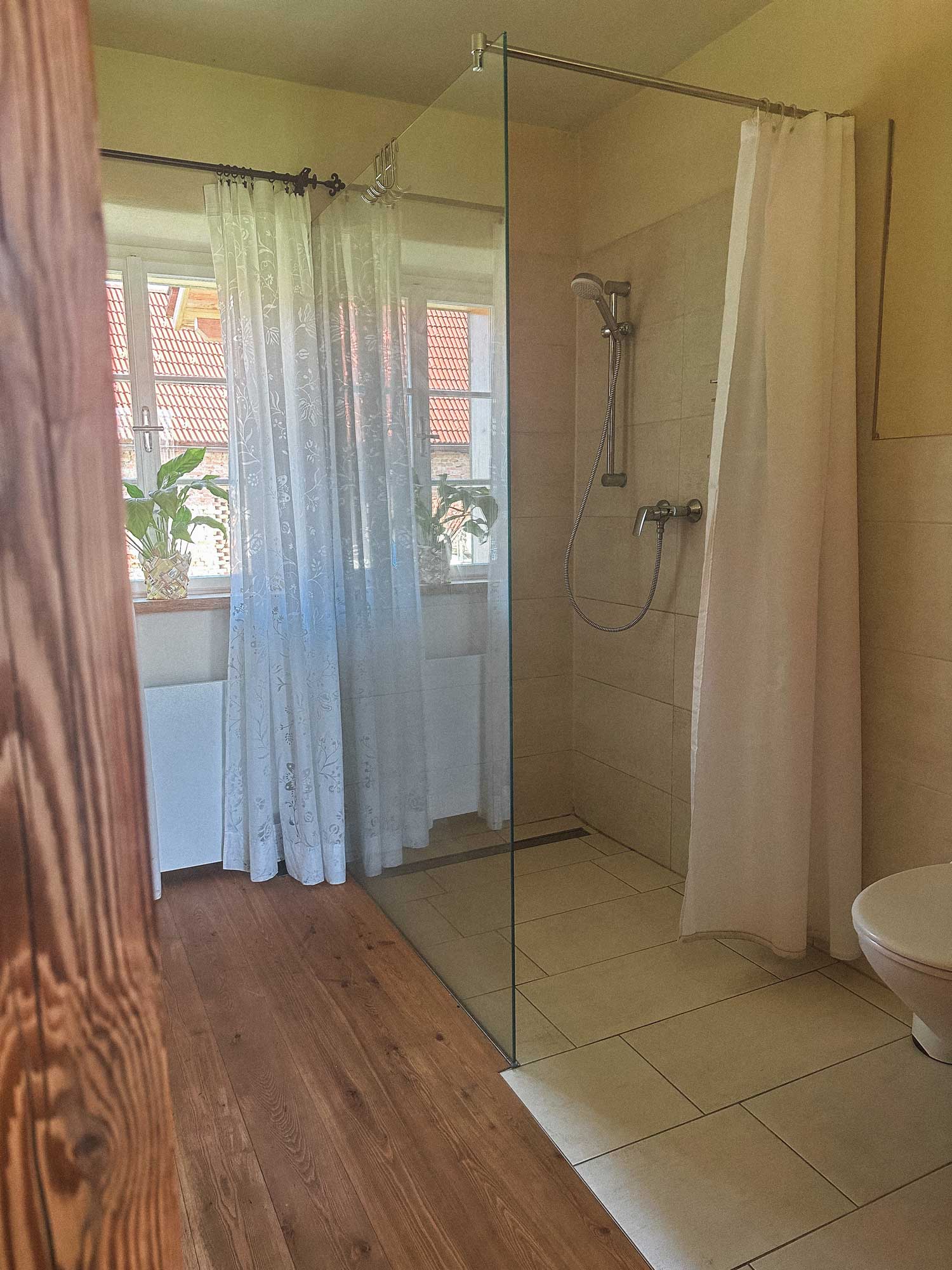 Bad mit Dusche und WC